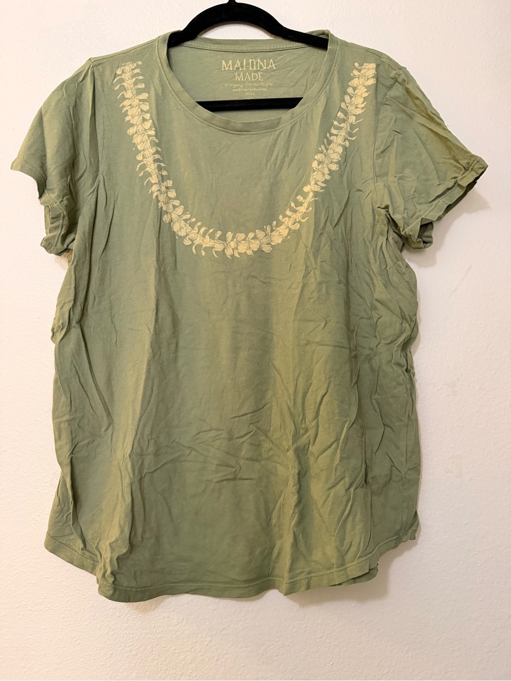 Mahina Made Green Hawaiian Lei Graphic Tee Women’s XL